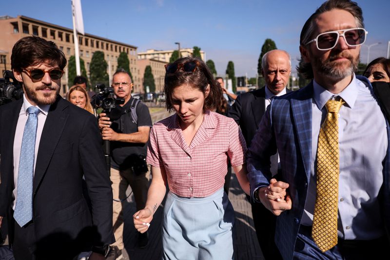  Amanda Knox walks on the day of the verdict in the slander case at Italy Court in Florence, Italy June 5, 2024. REUTERS/Claudia Greco/File Photo