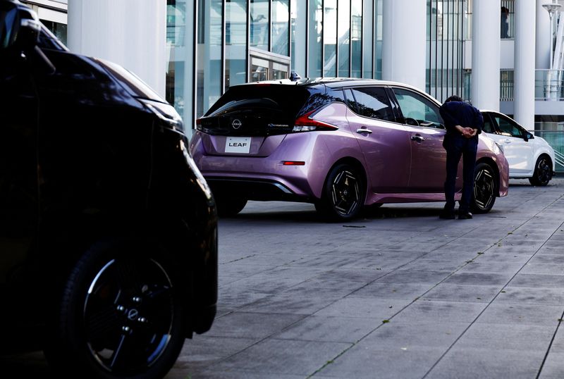 &copy; Reuters. FILE PHOTO: A visitor looks at Nissan Motor's electric vehicle (EV) model Leaf at its showroom in Yokohama, Japan, November 3, 2023. REUTERS/Kim Kyung-Hoon/File Photo