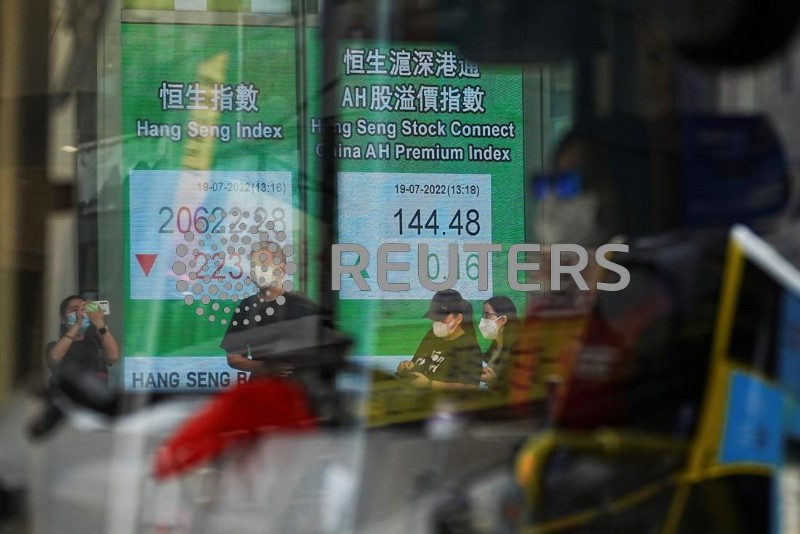 &copy; Reuters. Telão com cotações acionárias em Hong Kongn19/07/2022. REUTERS/Lam Yik