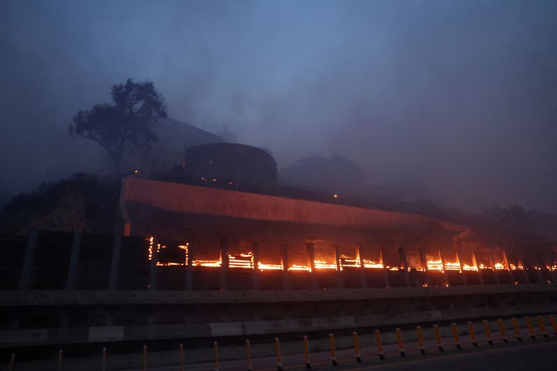 &copy; Reuters. FILE PHOTO: A fire burns at the Getty Villa during a wildfire in the Pacific Palisades neighborhood of west Los Angeles, California, January 7, 2025.  REUTERS/Mike Blake/File Photo