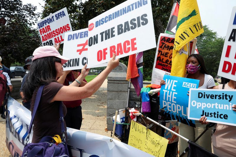 &copy; Reuters. FILE PHOTO: Demonstrators for and against the U.S. Supreme Court decision to strike down race-conscious student admissions programs at Harvard University and the University of North Carolina confront each other, in Washington, U.S., June 29, 2023. REUTERS