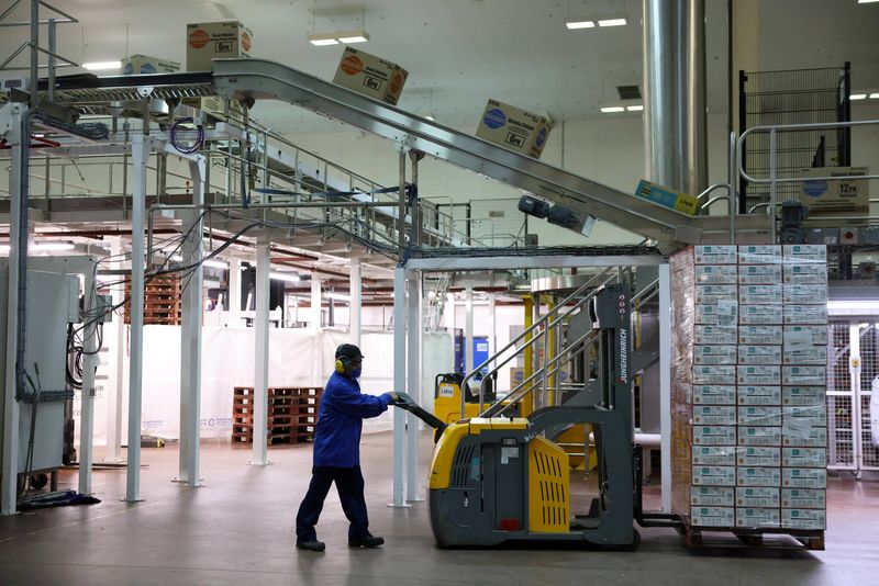 © Reuters. FILE PHOTO: A worker transports boxes of Walkers crisps at the PepsiCo Walkers factory in Leicester, Britain, August 14, 2024. REUTERS/Hollie Adams/File Photo