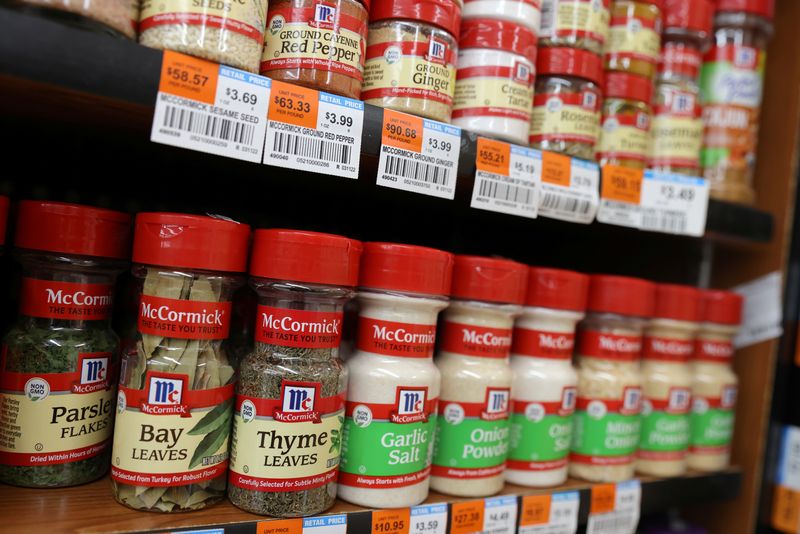 © Reuters. FILE PHOTO: McCormick & Company spices are seen on display in a store in Manhattan, New York City, U.S., March 29, 2022. REUTERS/Andrew Kelly/File Photo