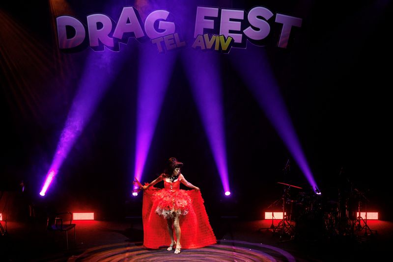 &copy; Reuters. A person performs at the opening night of a drag festival, following a ceasefire in Gaza between Israel and Hamas, in Tel Aviv, Israel, January 22, 2025. REUTERS/Amir Cohen