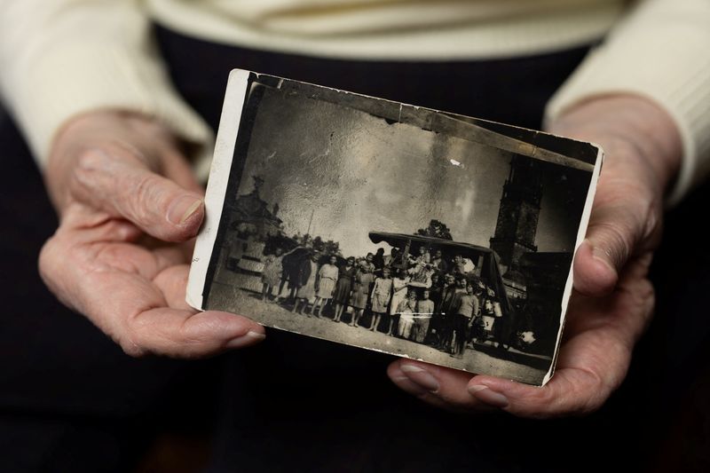 &copy; Reuters. Sobrevivente do campo de concentração de Auschwitz mostra foto de seu retorno à Polônian07/01/2025 REUTERS/Kacper Pempel