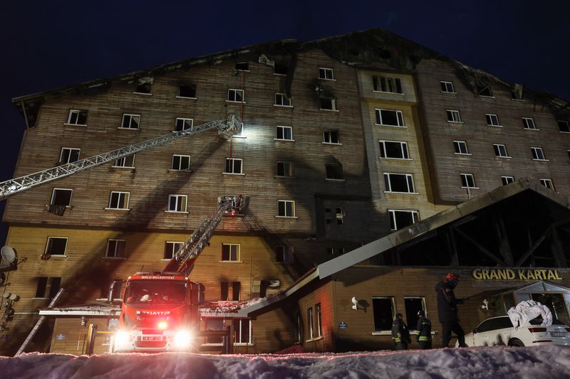 &copy; Reuters. FILE PHOTO: A fire truck is seen in front of a hotel, following a deadly fire, in the ski resort of Kartalkaya, in Bolu, Turkey, January 21, 2025. REUTERS/Murad Sezer/File Photo