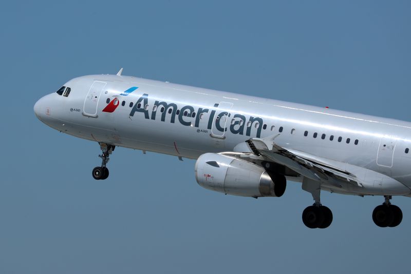 &copy; Reuters. Avião da American Airlines decola de Aeroporto Internacional de Los Angelesn28/03/2018nREUTERS/Mike Blake