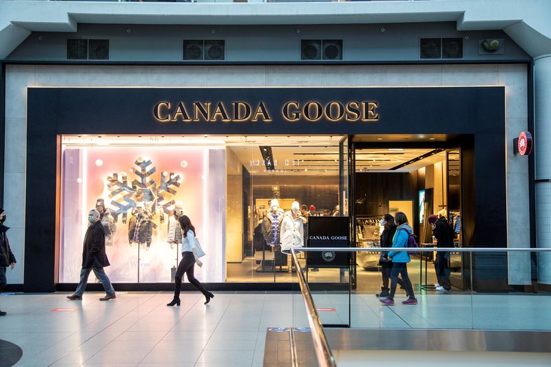 © Reuters. FILE PHOTO: A Canada Goose store in the CF Toronto Eaton Centre shopping mall in Toronto, Ontario, Canada December 13, 2021.  REUTERS/Carlos Osorio/File Photo