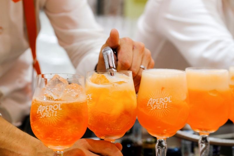 © Reuters. FILE PHOTO: A bartender pours a drink at a Campari inauguration of a new brand house for Aperol, its best-selling beverage, in Venice Italy, August 30, 2021. REUTERS/Manuel Silvestri/File Photo