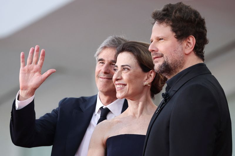 &copy; Reuters. Diretor Walter Salles e atores Fernanda Torres e Selton Mello, de "Ainda Estou Aqui" no tapete vermelho do Festival de Venezan01/09/2024. REUTERS/Louisa Gouliamaki