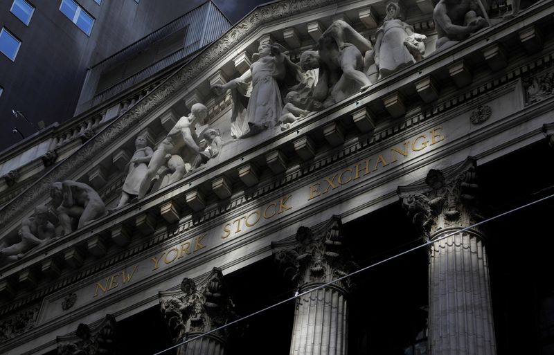 © reuters. File photo: morning sunshine falls on the floor of the New York Stock Exchange (NYSE) in Manhattan New York City, New York, US, February 28, 2021. Reuters / Mike Segar / File Photo