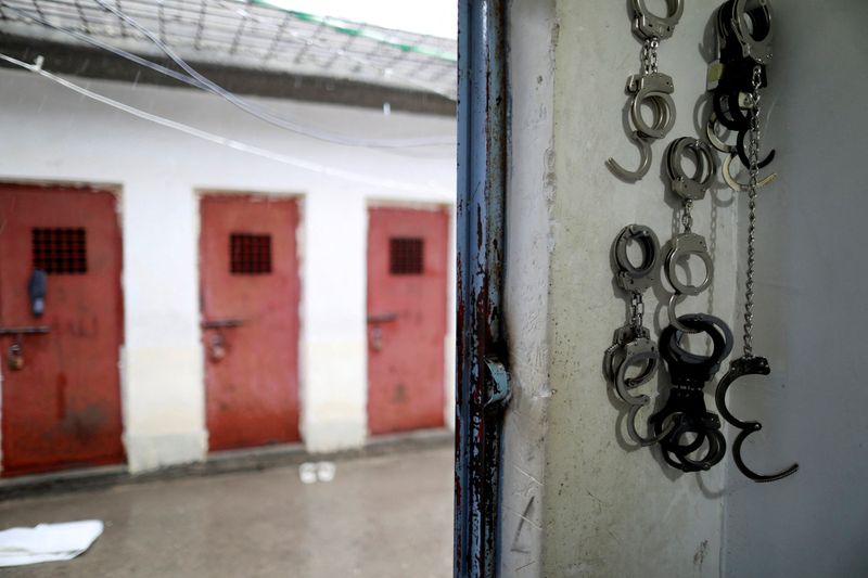 &copy; Reuters. FILE PHOTO: Cuffs are seen in front of cells housing Islamic state members at a counter-terrorism prison in Sulaimaniya, Iraq, February 15, 2017. REUTERS/Zohra Bensemra/File Photo