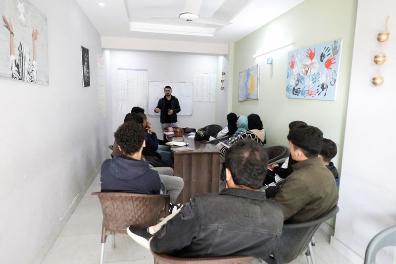 © Reuters. Afghan citizens, who are in the process for resettlement in the U.S. attend English language class on the outskirts of Islamabad, Pakistan January 22, 2025. REUTERS/Salahuddin