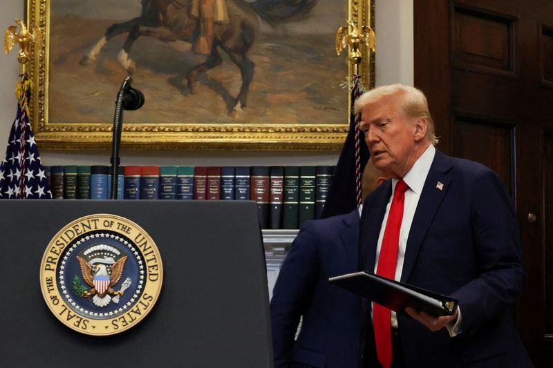 &copy; Reuters. FILE PHOTO: U.S. President Donald Trump arrives to deliver remarks on AI infrastructure at the Roosevelt room at White House in Washington, U.S., January 21, 2025.  REUTERS/Carlos Barria/File Photo