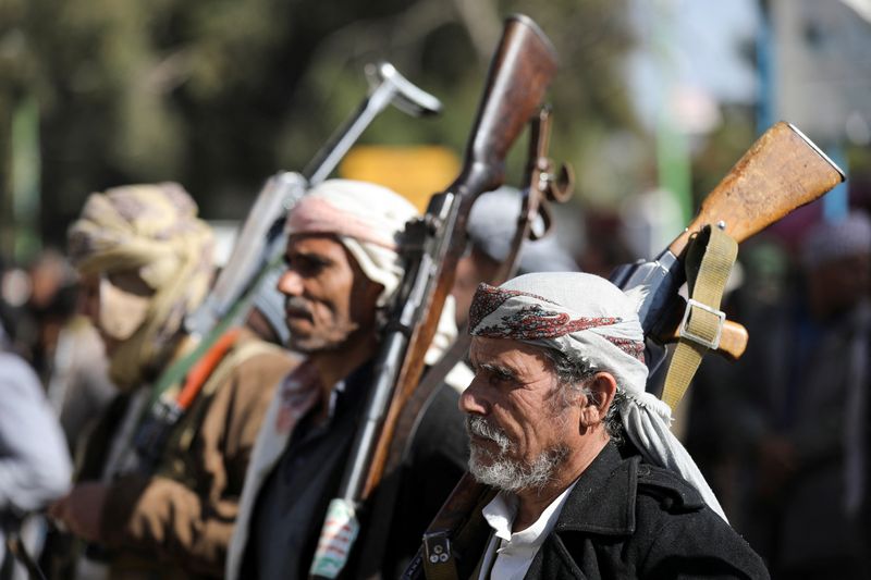 &copy; Reuters. FILE PHOTO: People participate in a parade after attending a Houthi military training as part of a mobilization campaign, in Sanaa, Yemen December 18, 2024. REUTERS/Khaled Abdullah/File photo