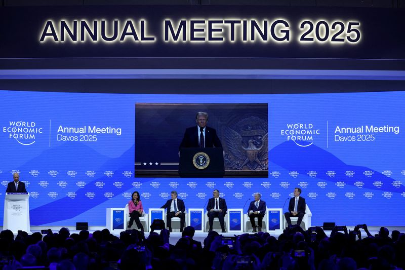 &copy; Reuters. Chairman Klaus Schwab fala enquanto o presidente dos EUA, Donald Trump, aparece em uma tela durante a 55ª reunião anual do Fórum Econômico Mundial em Davosn23/01/2025nREUTERS/Yves Herman