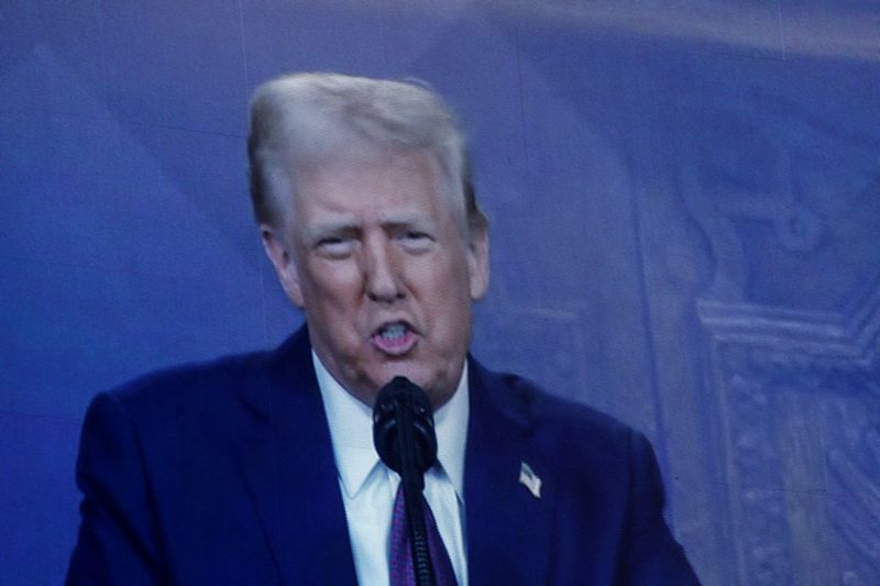 © Reuters. U.S. President Donald Trump makes a special address remotely during the 55th annual World Economic Forum (WEF) meeting in Davos, Switzerland, January 23, 2025. REUTERS/Yves Herman