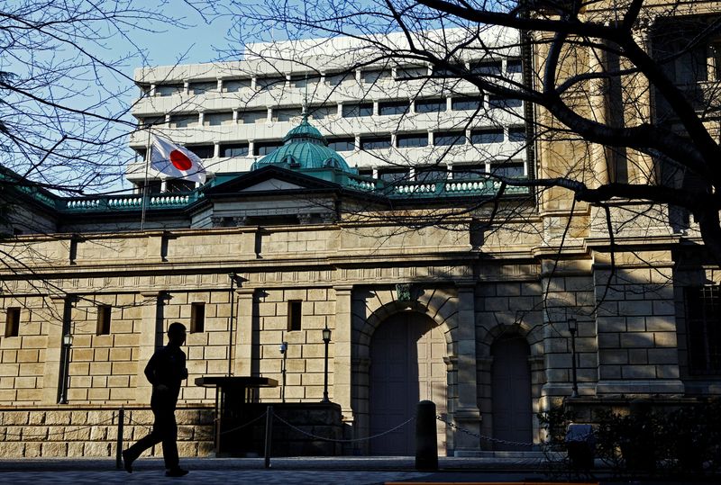 © Reuters. A passerby walks past in front of the Bank of Japan headquarters in Tokyo, Japan January 23, 2025.  REUTERS/Issei Kato