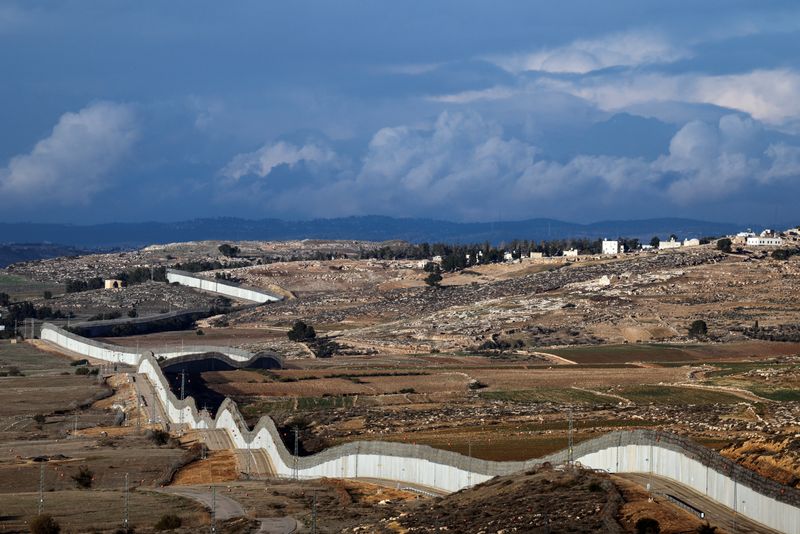 © Reuters. A view of the southern part of the Israeli-occupied West Bank, and the concrete barrier wall separating Israel and the West Bank, as seen from near Kibbutz Lahav in southern Israel, January 23, 2025. REUTERS/Amir Cohen