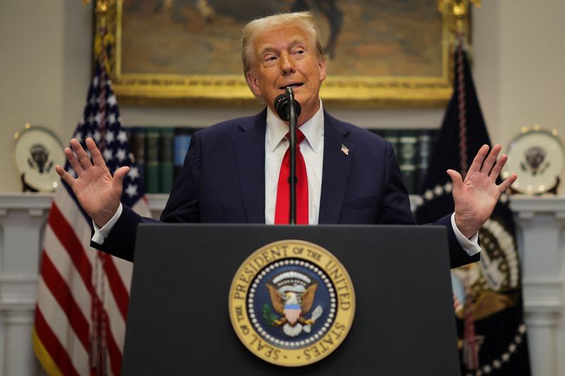 © Reuters. FILE PHOTO: U.S. President Donald Trump delivers remarks on AI infrastructure at the Roosevelt room at White House in Washington, U.S., January 21, 2025.  REUTERS/Carlos Barria/File Photo