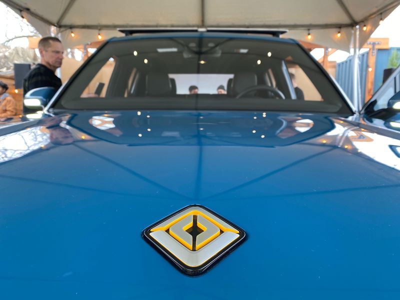 © Reuters. FILE PHOTO: The logo for electric vehicle startup Rivian is seen on the hood of its new R1T all-electric truck in Mill Valley, California, U.S., January 25, 2020. REUTERS/Nathan Frandino/File Photo