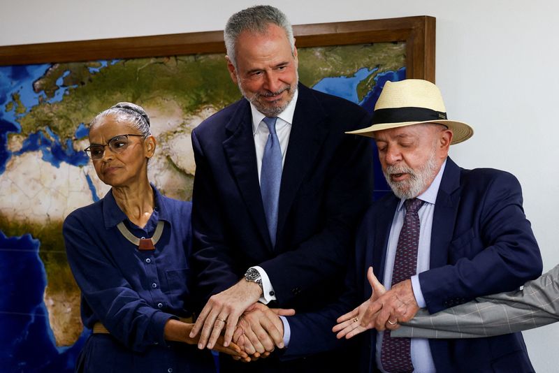 © Reuters. FILE PHOTO: Brazilian Environment Minister Marina Silva and Brazilian President Luiz Inacio Lula da Silva greet Brazilian Ambassador Andre Correa do Lago as he is announced as President of the UN COP30 meeting, at the Planalto Palace in Brasilia, Brazil, on January 21, 2025. REUTERS/Weslei Marcelino/File Photo