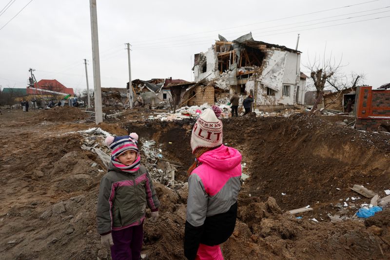 &copy; Reuters. FILE PHOTO: Kids stand next to a crater left by a Russian military strike, amid Russia's attack on Ukraine, in the town of Hlevakha, outside Kyiv, Ukraine January 26, 2023.  REUTERS/Valentyn Ogirenko/File Photo