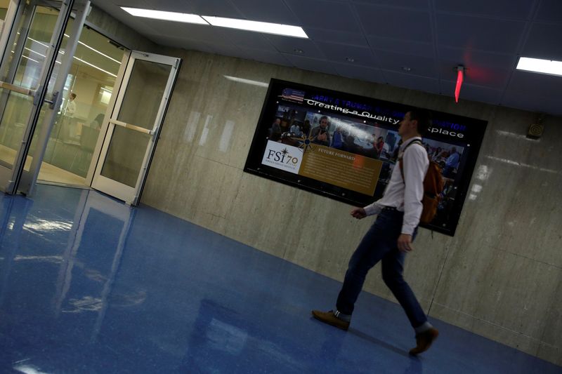 © Reuters. FILE PHOTO: An employee walks at the State Department in Washington, U.S., June 2, 2017. REUTERS/Yuri Gripas/File Photo