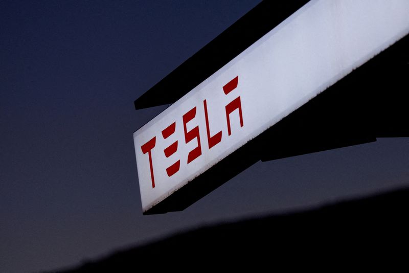 © Reuters. FILE PHOTO: A view of Tesla logo at an electric vehicle charging station between Los Angeles and Las Vegas in Baker, California, U.S., November 19, 2024.  REUTERS/Mike Blake/File Photo