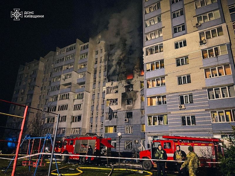 &copy; Reuters. Firefighters work at a site of an apartment building damaged during a Russian drone strike, amid Russia's attack on Ukraine, in the town of Hlevakha, Kyiv region, Ukraine January 24, 2025. Press service of the State Emergency Service of Ukraine in Kyiv re