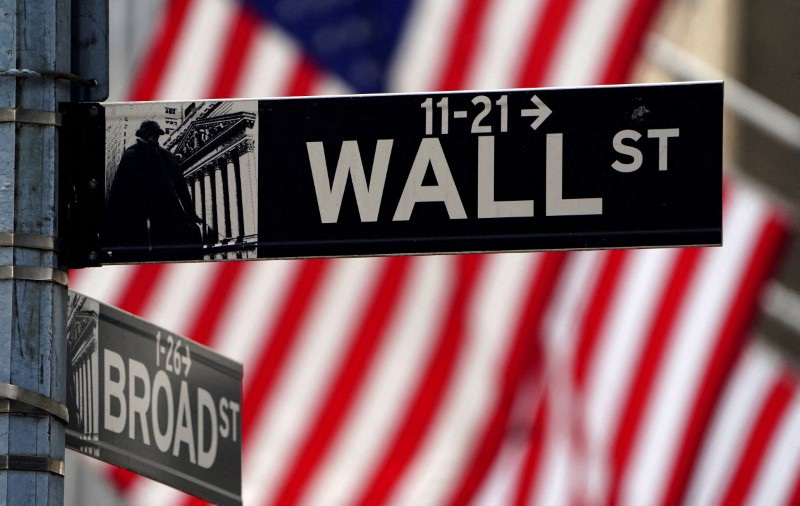 &copy; Reuters. FILE PHOTO: A Wall Street sign is pictured outside the New York Stock Exchange, New York City, U.S., April 16, 2021. REUTERS/Carlo Allegri/File Photo