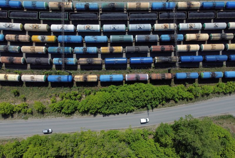 &copy; Reuters. FILE PHOTO: Cars drive along a road near oil tank cars and railroad freight wagons in Omsk, Russia May 24, 2022. Picture taken with a drone. REUTERS/Alexey Malgavko/File Photo