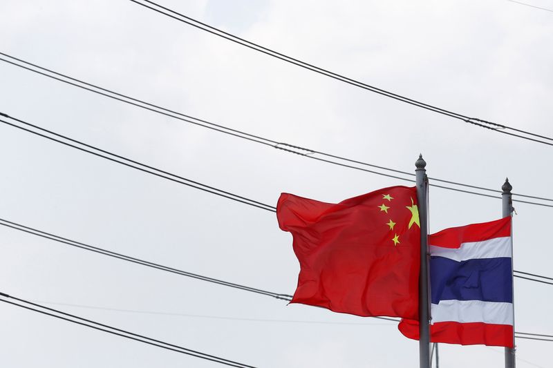 © Reuters. Flags flutter at an entrance of Thai-Chinese Rayong Industrial Zone in Rayong province, east of Bangkok, Thailand, April 7, 2016. REUTERS/Chaiwat Subprasom