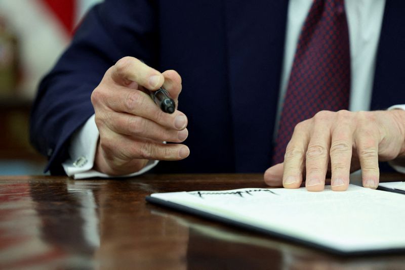 &copy; Reuters. FILE PHOTO: U.S. President Donald Trump signs an executive order in the Oval Office of the White House, in Washington, U.S., January 23, 2025.   REUTERS/Kevin Lamarque/File Photo