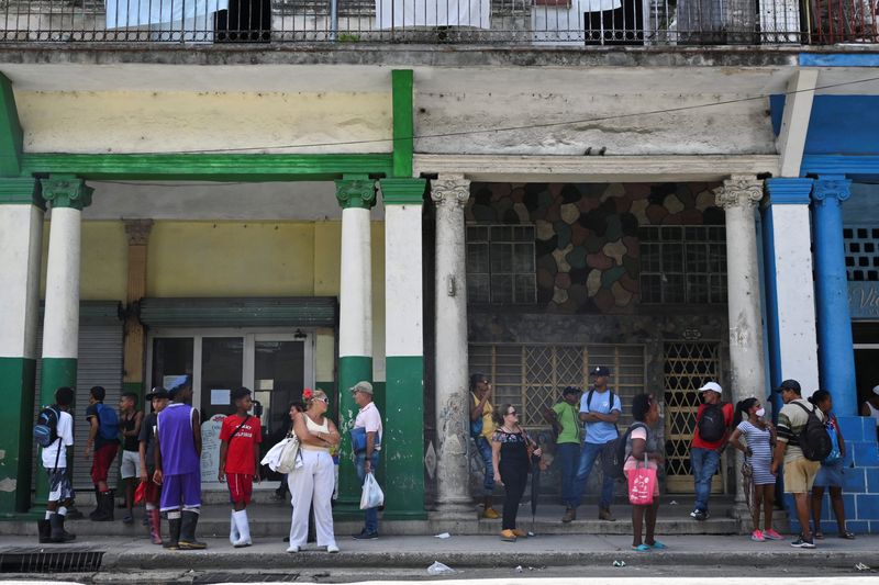 &copy; Reuters. FILE PHOTO: People wait for public transportation in downtown Havana, Cuba, July 3, 2024. REUTERS/Stringer/File Photo