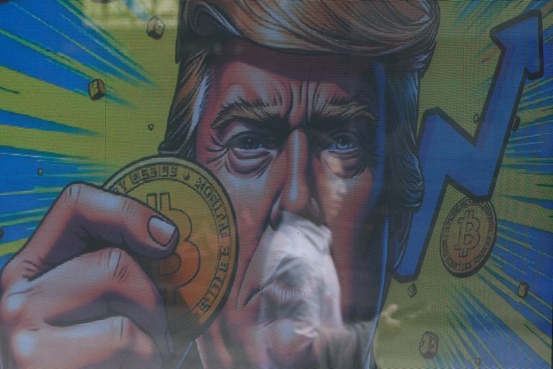 © Reuters. FILE PHOTO: An illustration featuring U.S. President-elect Donald Trump holding Bitcoin is displayed outside a cryptocurrency exchange store after Bitcoin soars above $100,000, in Hong Kong, China, December 5, 2024. REUTERS/Tyrone Siu/File Photo