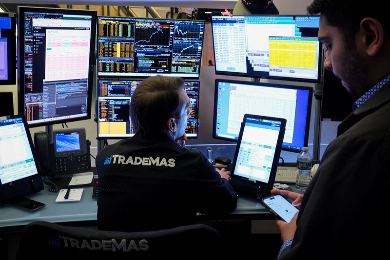 &copy; Reuters. FILE PHOTO: Traders work on the floor at the New York Stock Exchange (NYSE) in New York City, U.S., November 29, 2024.  REUTERS/Brendan McDermid/File Photo