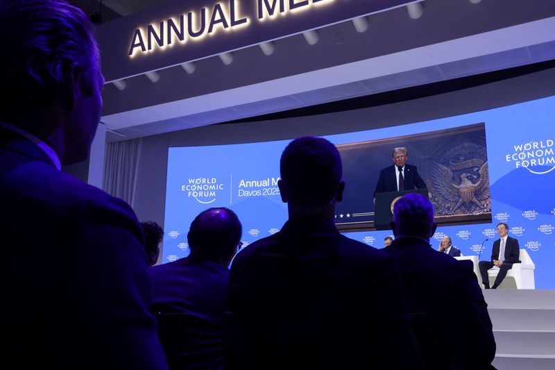 &copy; Reuters. FILE PHOTO: U.S. President Donald Trump makes a special address remotely during the 55th annual World Economic Forum (WEF) meeting in Davos, Switzerland, January 23, 2025. REUTERS/Yves Herman/File Photo