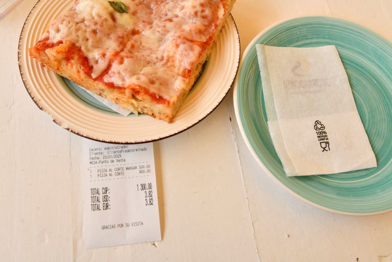 © Reuters. A restaurant ticket displays the bill in Cuban pesos, U.S. dollars and euros, in this picture illustration taken January 23, 2025. REUTERS/Norlys Perez/Illustration