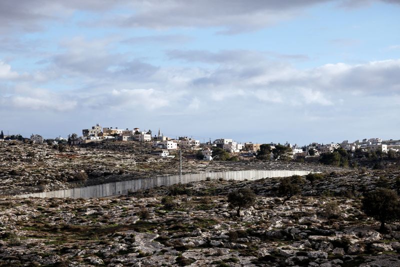 &copy; Reuters. FILE PHOTO: A view of the southern part of the Israeli-occupied West Bank, and the concrete barrier wall separating Israel and the West Bank, as seen from near Kibbutz Lahav in southern Israel, January 23, 2025. REUTERS/Amir Cohen/File Photo