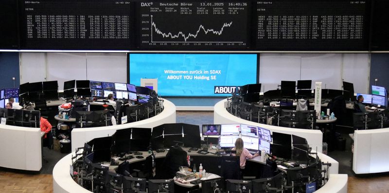 &copy; Reuters. Il grafico del DAX, l'indice dei prezzi delle azioni tedesche, viene mostrato alla borsa valori di Francoforte, Germania, 13 gennaio 2025.  REUTERS/Staff