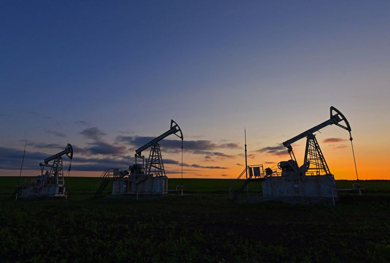 &copy; Reuters. Martinetti delle pompe petrolifere fuori Almetyevsk, nella Repubblica del Tatarstan, Russia, 4 giugno 2023. REUTERS/Alexander Manzyuk