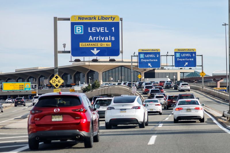 &copy; Reuters. FILE PHOTO: People arrive in cars to the Newark Liberty International Airport as they drive in traffic on traditionally the busiest travel day, the day before the U.S. holiday of Thanksgiving in Newark, New Jersey, U.S., November 27, 2024. REUTERS/Eduardo