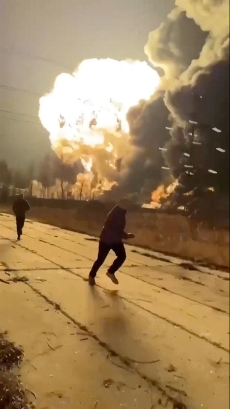 © Reuters. People run as smoke rises from an explosion during what the governor of Russia's Ryazan region southeast of Moscow describes as an air attack, in Ryazan, Ryazan Region, Russia in this still image obtained from social media video released January 24, 2025. Social Media/via REUTERS