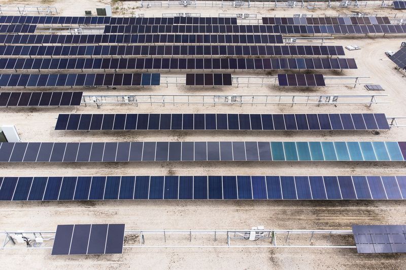 &copy; Reuters. FILE PHOTO: A solar field is seen on site at First Solar in Perrysburg, Ohio July 8, 2022.  Picture taken with drone. REUTERS/Megan Jelinger/File Photo