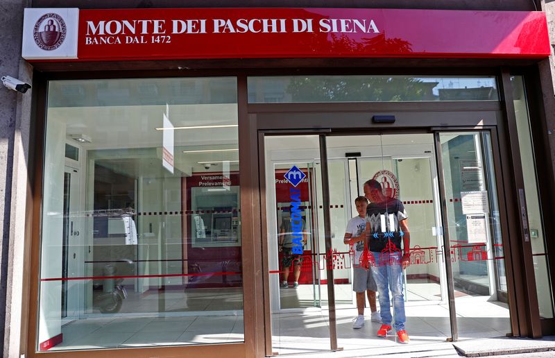 &copy; Reuters. L'ingresso di una filiale Monte dei Paschi di Siena a Roma.  REUTERS/Max Rossi