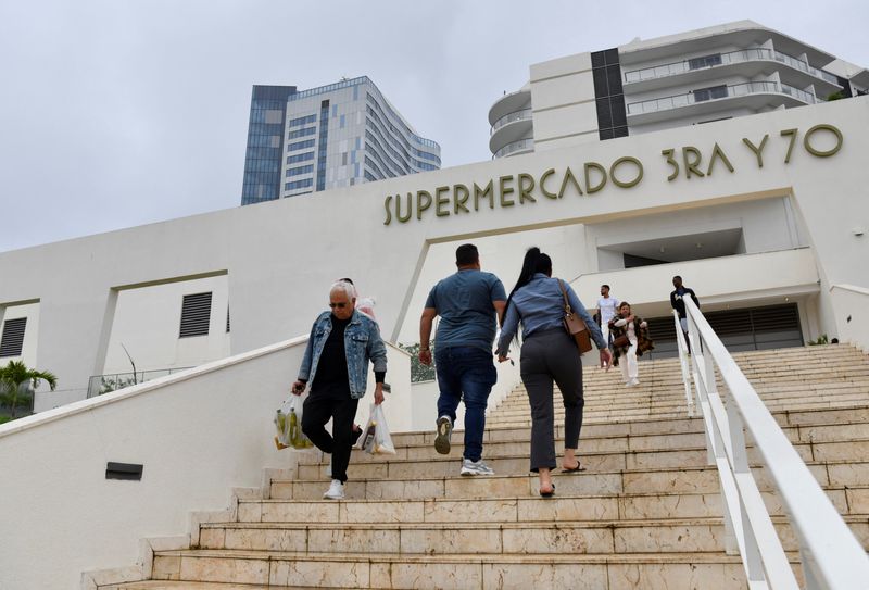 &copy; Reuters. Pessoas sobem escada em direção a supermercado recém-aberto em Havanan23/01/2025 REUTERS/Norlys Perez