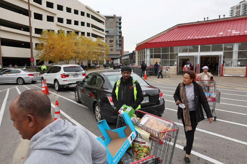  Shoppers navigate a busy parking lot the day ahead of the Thanksgiving holiday outside of a Costco grocery store in Arlington, Virginia, November 27, 2024. REUTERS/Leah Millis/File Photo