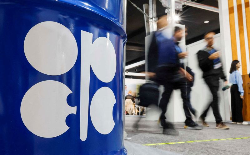 &copy; Reuters. FILE PHOTO: People walk past an installation depicting barrel of oil with the logo of Organization of the Petroleum Exporting Countries (OPEC) during the COP29 United Nations climate change conference in Baku, Azerbaijan November 19, 2024. REUTERS/Maxim S