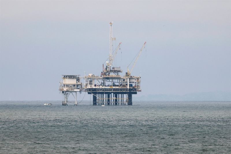 © Reuters. FILE PHOTO: An offshore oil rig platform is photographed in Huntington Beach, California, U.S. July 4, 2024.  REUTERS/Etienne Laurent/File Photo